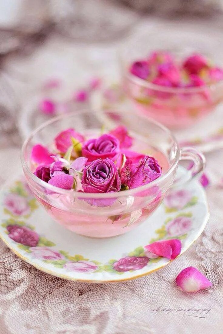 Картинка утро доброе розовое. Розовый чай. Цветы в чашке. Красивые чашки. Цветочный чай.