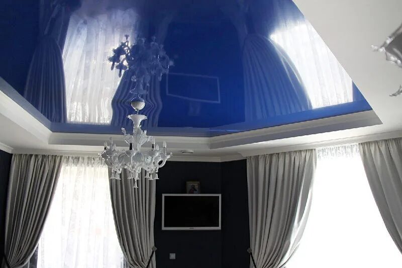 Глнцевыйнатяжной потолок. Глянцевые потолки. Натяжные потолки спб отзывы. Красивые натяжные потолки. Белый двухуровневый натяжной потолок.