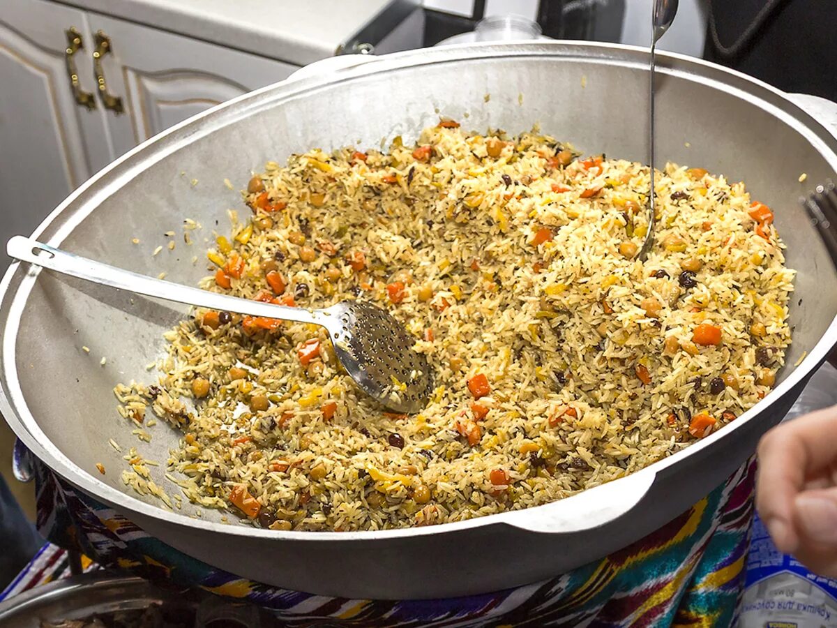 8 по таджикски. Plov узбекский. Ош плов таджикский. Таджикский плов. Плов в казане.