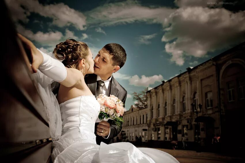 свадебная фотосессия. кольца жениха и невесты. покажи свадебный. красивая невеста с женихом свадьба. свадьба фотосессия.