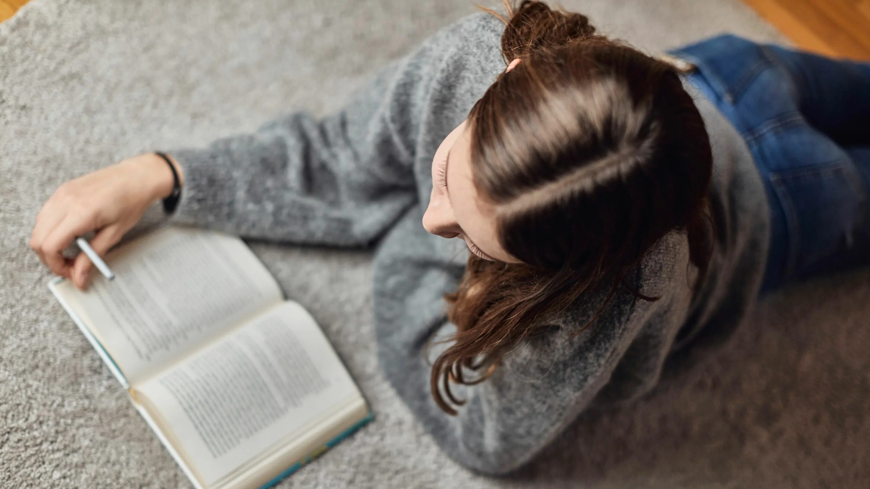 She study for her exams. Чтение книг. Чтение книги HD. Girl in a warm Sweater reading a book.