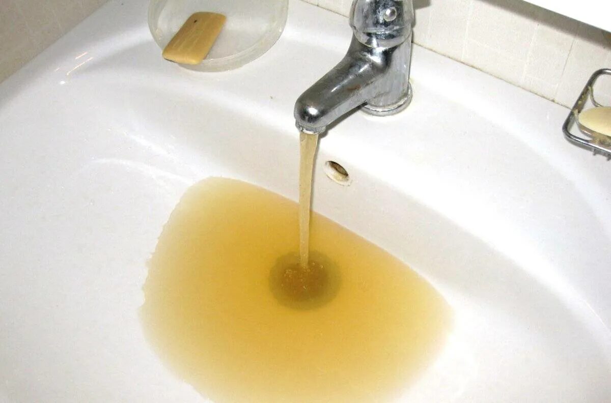 Желтая вода из крана. Желтые воды. Ржавая вода. Желтая вода из скважины. Желтая вода в колодце