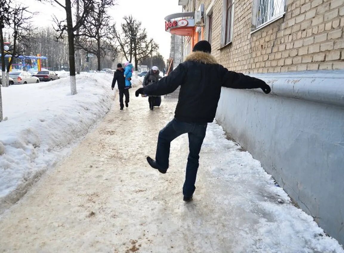 Гололед. Скользко на улице. Лед на тротуаре. Подскользнулсяна льду. Гололед падает