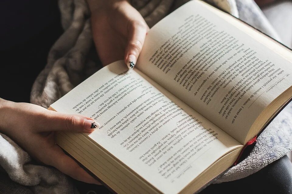 Читающие книгу руки