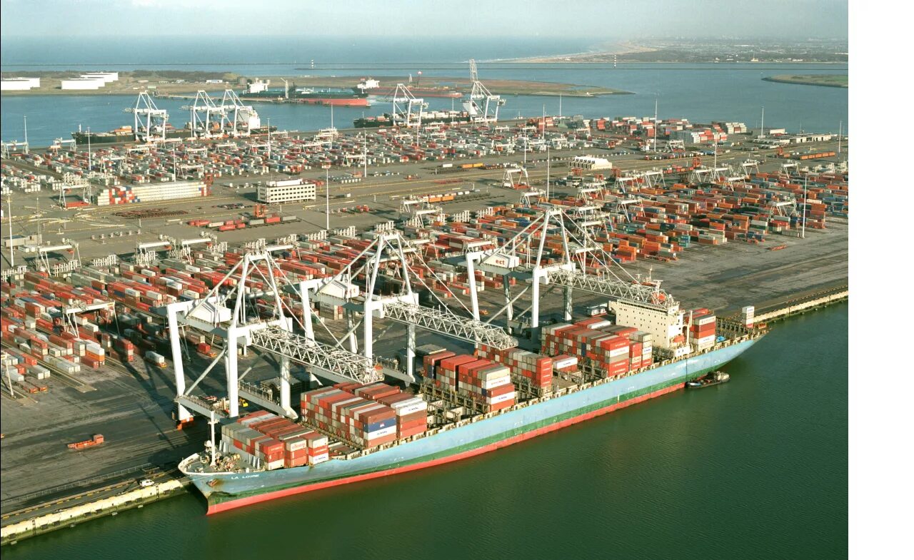 Какой порт самый крупный. Голландский Роттердам порт. Роттердамский морской порт самый крупный порт в Европе.. Тилбери порт.