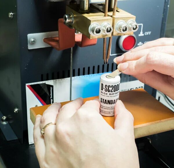 автономная система электроснабжения на аккумуляторах. дом батареек. пальчиковые батарейки куча. акб для генератора. дом батареек.