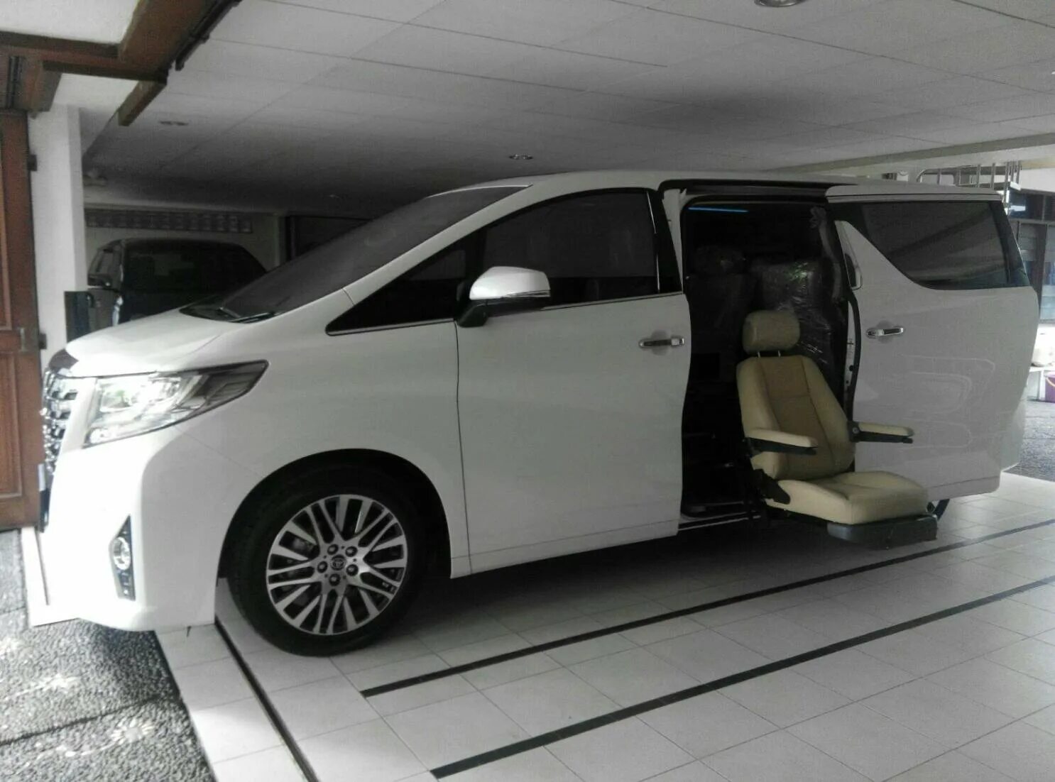 Тойота альфард двухцветный. Toyota Alphard h10 Tuning. Alphard 40 кузов. Toyota Alphard 2016.