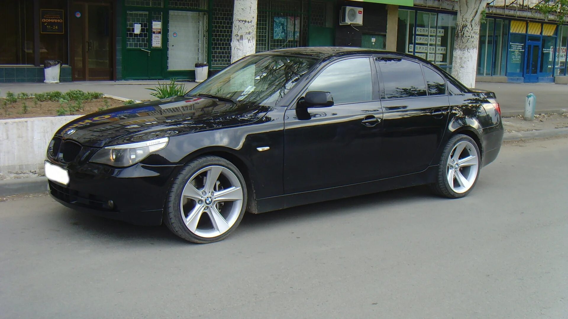 Авито е60. Бмв 5 е60. бмв е60 2006. бмв 5 е60 2009. bmw 5 series e60 black.