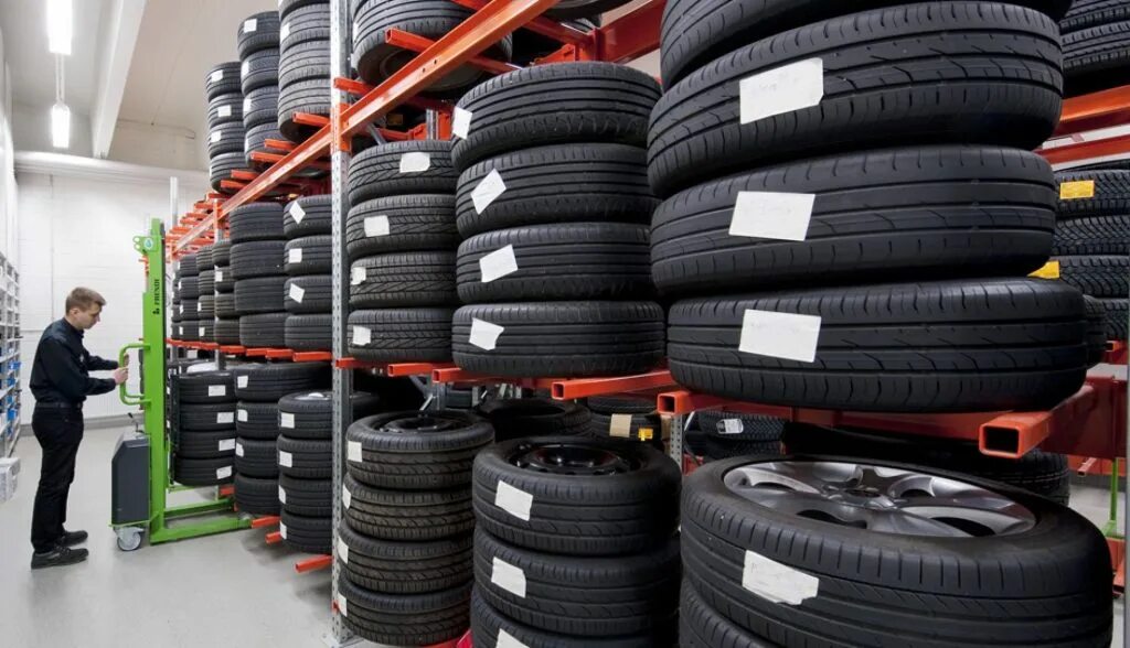 хранение шин. автомобильная шина. магазин на колесах. склад дизель курск резина. стеллаж для шин.