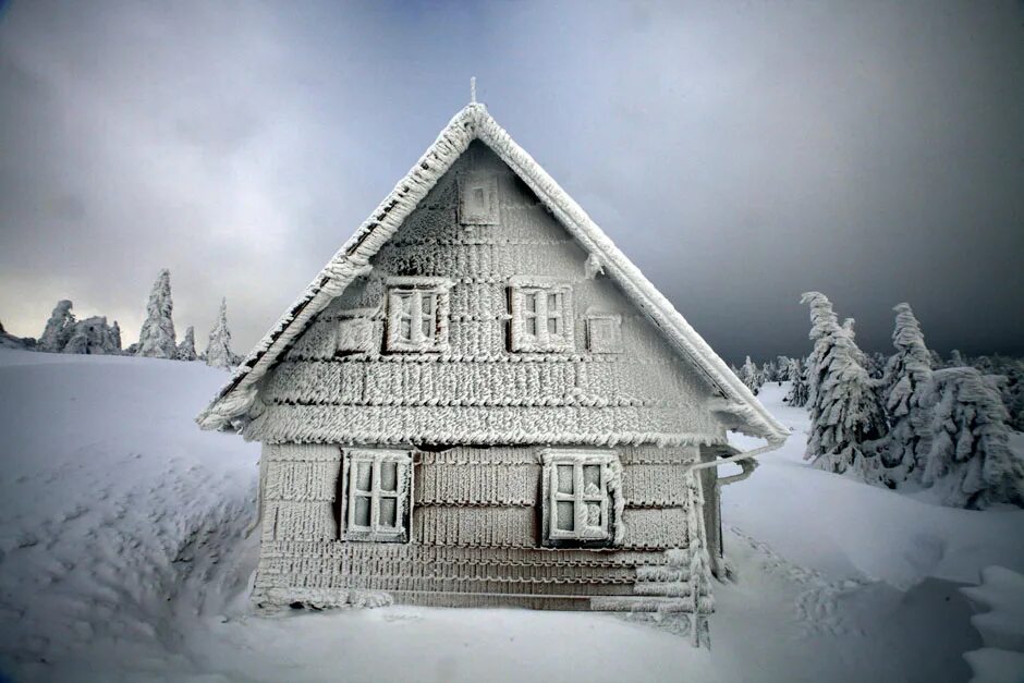 Домик в снегу. Снежный домик. Замерзший дом. Изба. Зайдешь в такую избушку зимой жилым
