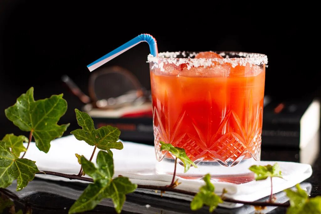 Можно ли коктейль на ночь. Необычные названия коктейлей. Милкшейк беверли хиллз. Классные коктейли. Коктейль сверху.