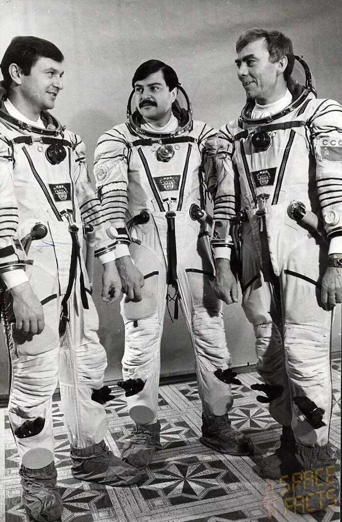 Александр александрович серебров. Экипаж союз тм-21. Титов и манаров. Муса манаров. 1987 космическая станция мир муса манаров и владимир титов.