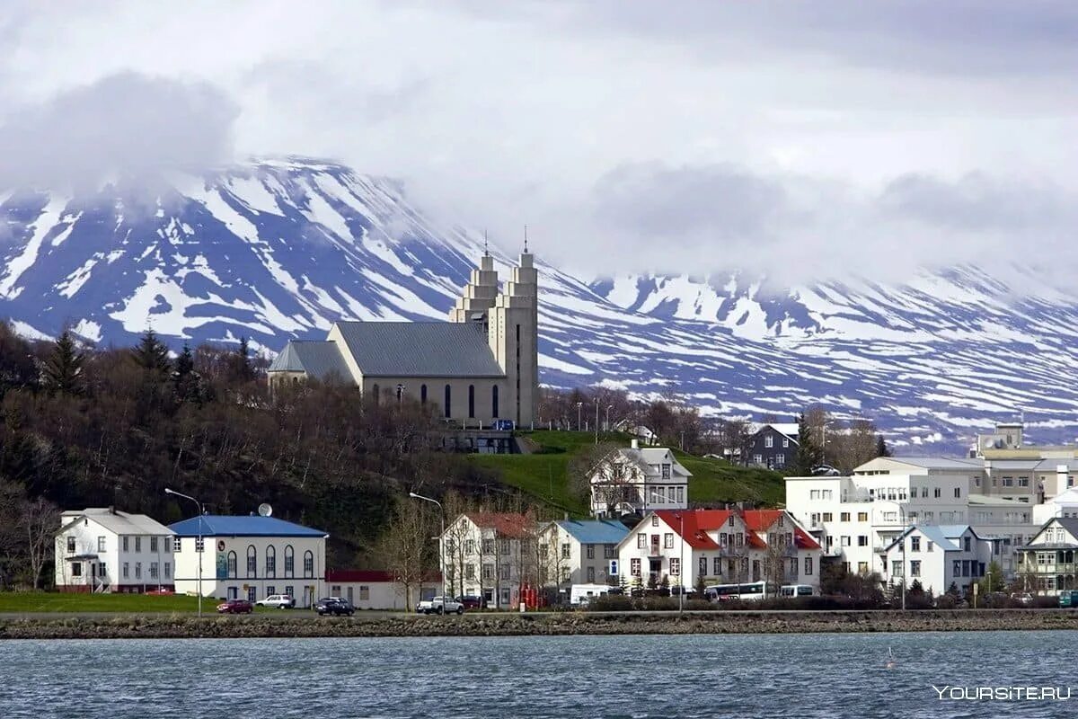Island город. Акюрейри Исландия. Город Акюрейри в Исландии. Исландия столица Рейкьявик достопримечательности. Акюрейри Исландия достопримечательности.