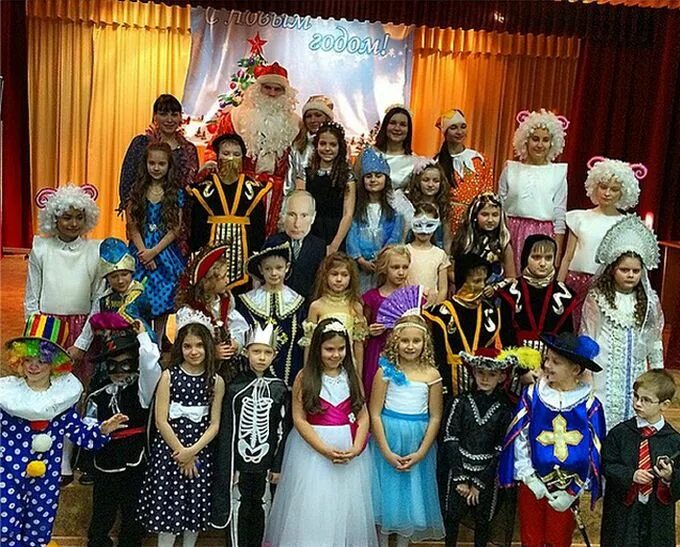 Образ на новый год на елку в школу. Школьная елка. Одежда на новогоднюю ёлку в шког. Утренник в школе новый год. Костюмы на елку в школу 4 класс.