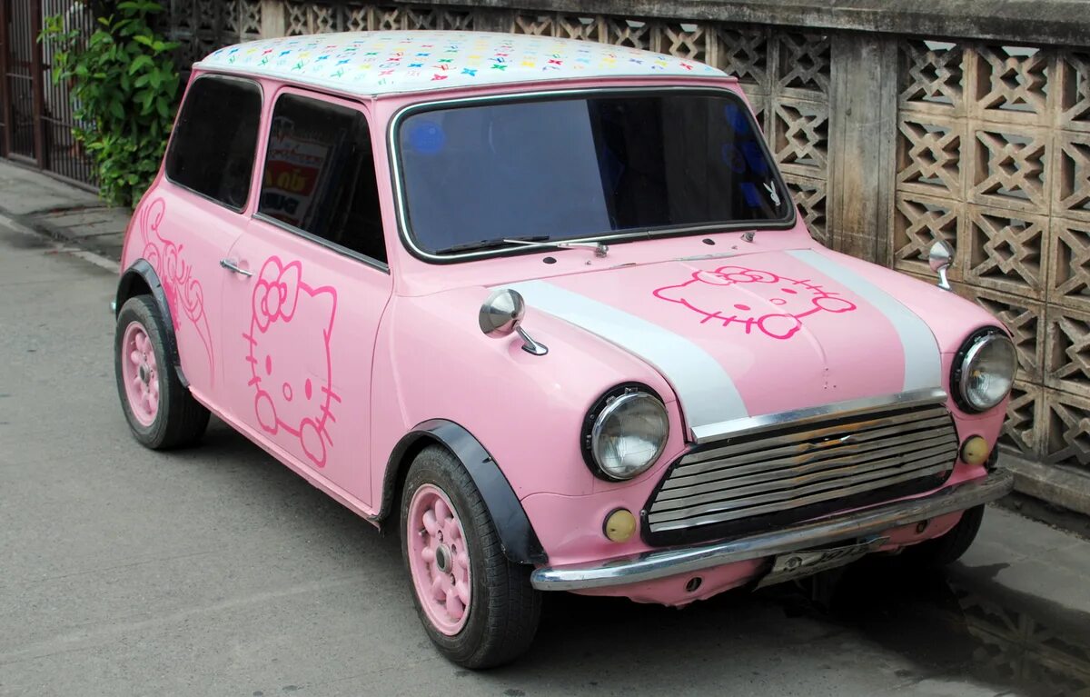 Как выглядит разукрашенная. Машина hello Kitty Mini Купер. Розовая машина с Хеллоу Китти. Машина Хелло Китти розовая. Мини Купер колхоз.