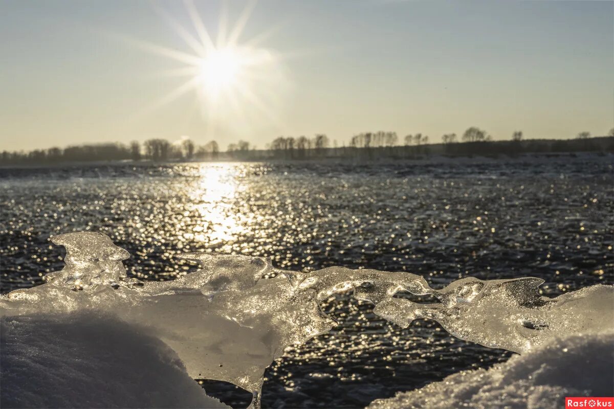 замерзшая река. берег тает. лед на реке. берег тает. весенний ручеек.