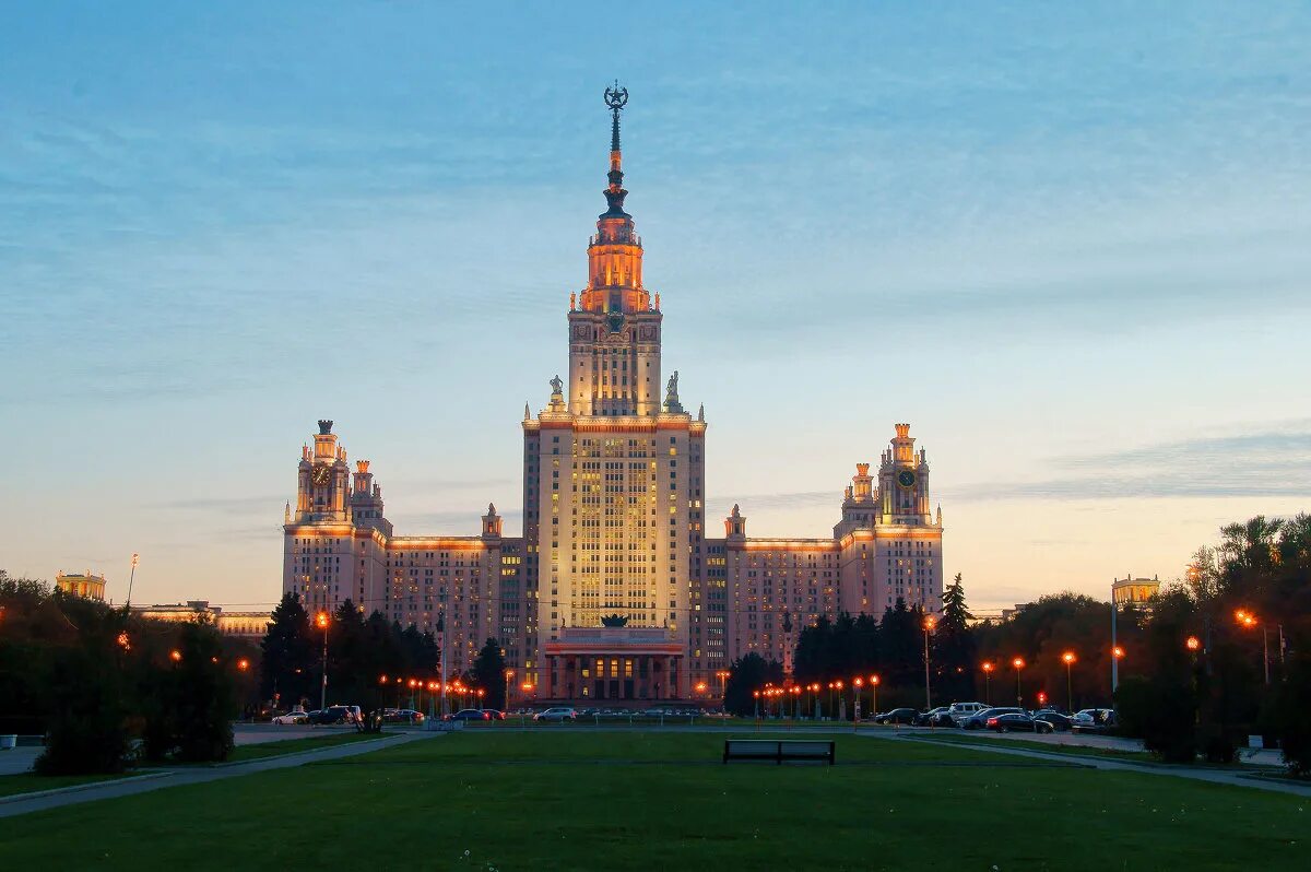 Мгу район москвы. МГУ Воробьевы горы. Здание Московского университета на Воробьевых горах. Главное здание МГУ Воробьевы горы. Главный корпус МГУ на Воробьевых горах.