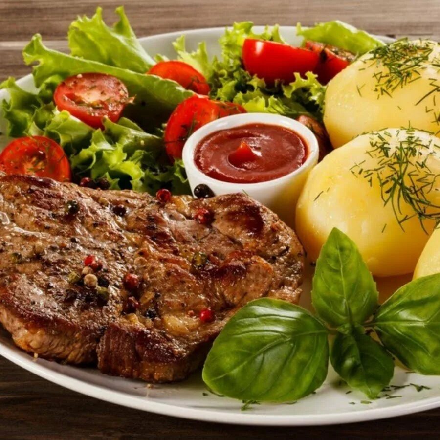 Мясное блюдо которое можно назвать жертвой рукоприкладства. Блюда из мяса. Мясной рулет митлоф. Красивые мясные блюда. Вкусная еда.