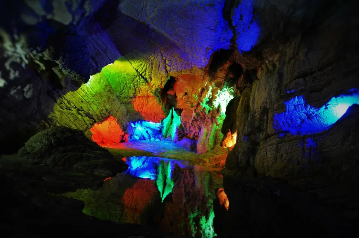 Эстрадный грот. Сочинский национальный парк Воронцовская пещера. Воронцовские пещеры Адлер. Эстрадный зал Воронцовской пещеры. Воронцовские пещеры в Сочи сталактиты.