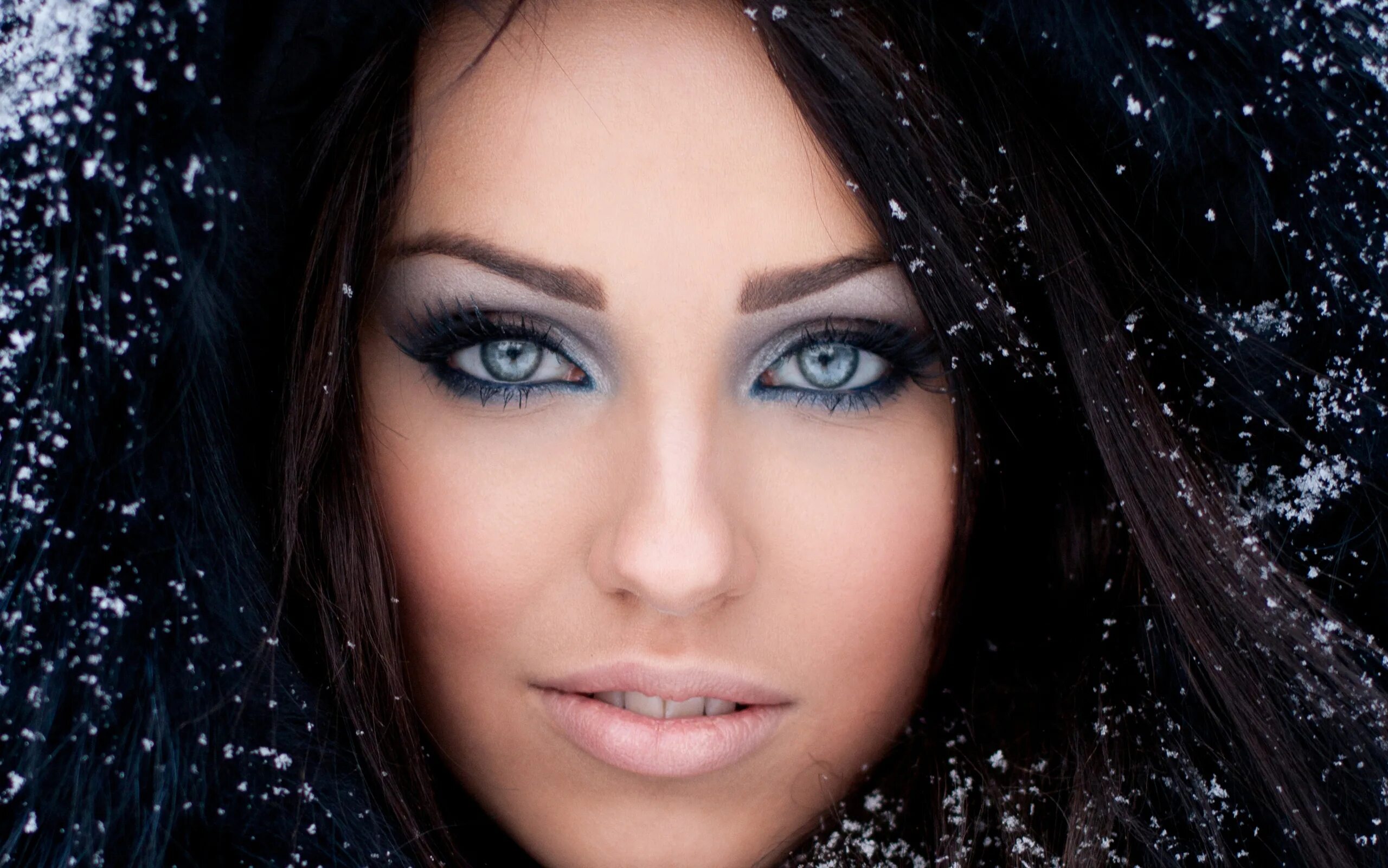 Красивые фотки лица девушки. Брюнетка с голубыми глазами. Брюнетка с синими глазами. Красивые глаза. Красивые брюнетки.