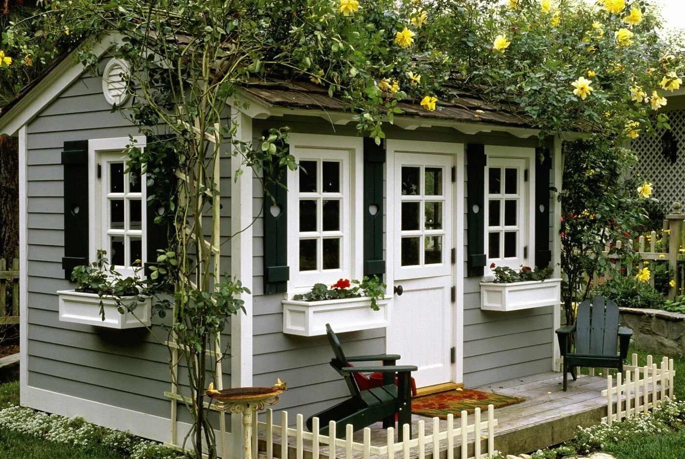 Фото украшенных дач. Садовый домик Shed Garden. Красивый сарай. Красивая дача. Красивый дачный дом.