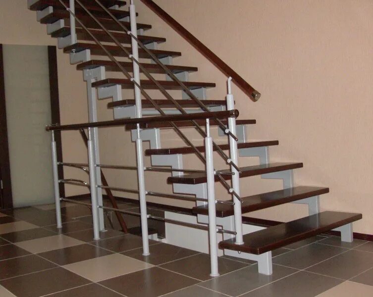 Профильная лестница на второй этаж. Лестница из профиля. Лестница из профильной трубы на второй этаж. Лестница из профтрубы. Маршевая лестница из профильной трубы.