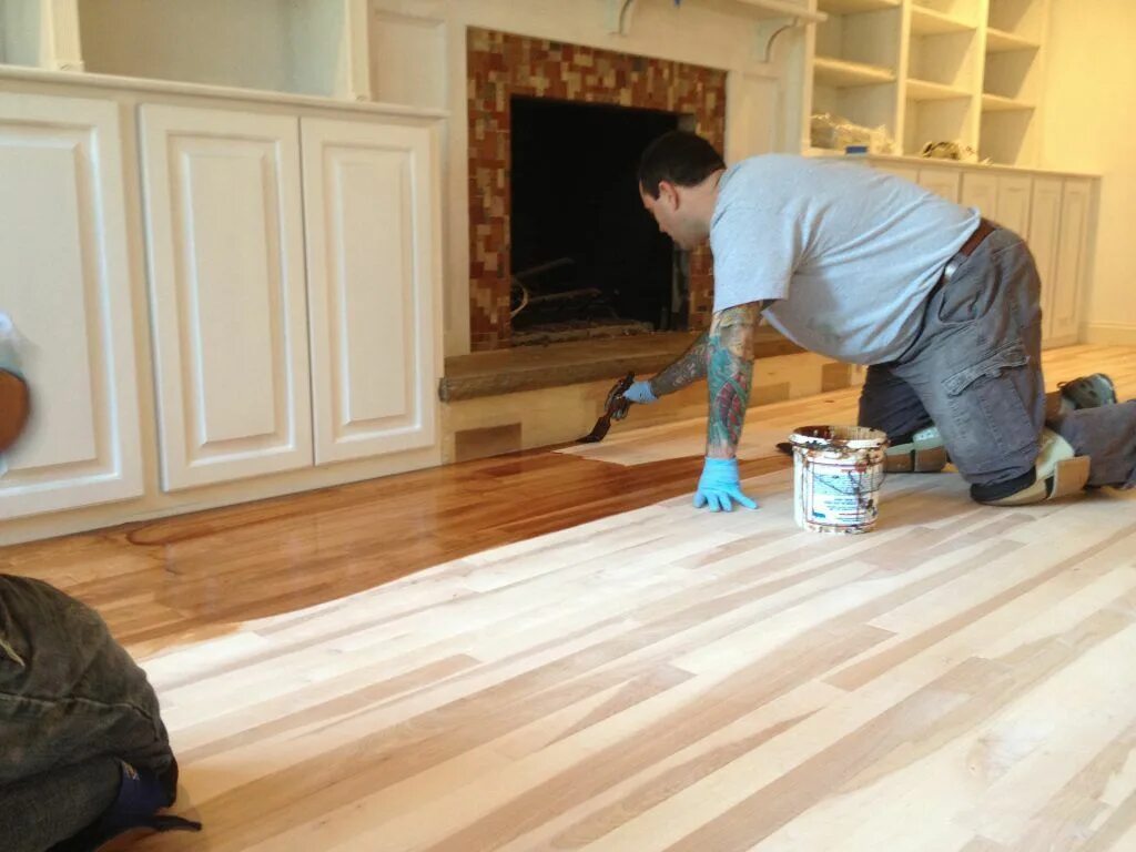 Floor Refinishing services. Hardwood Floor Refinishing. Паркет растирают. Hardwood Floor Cleaning service.