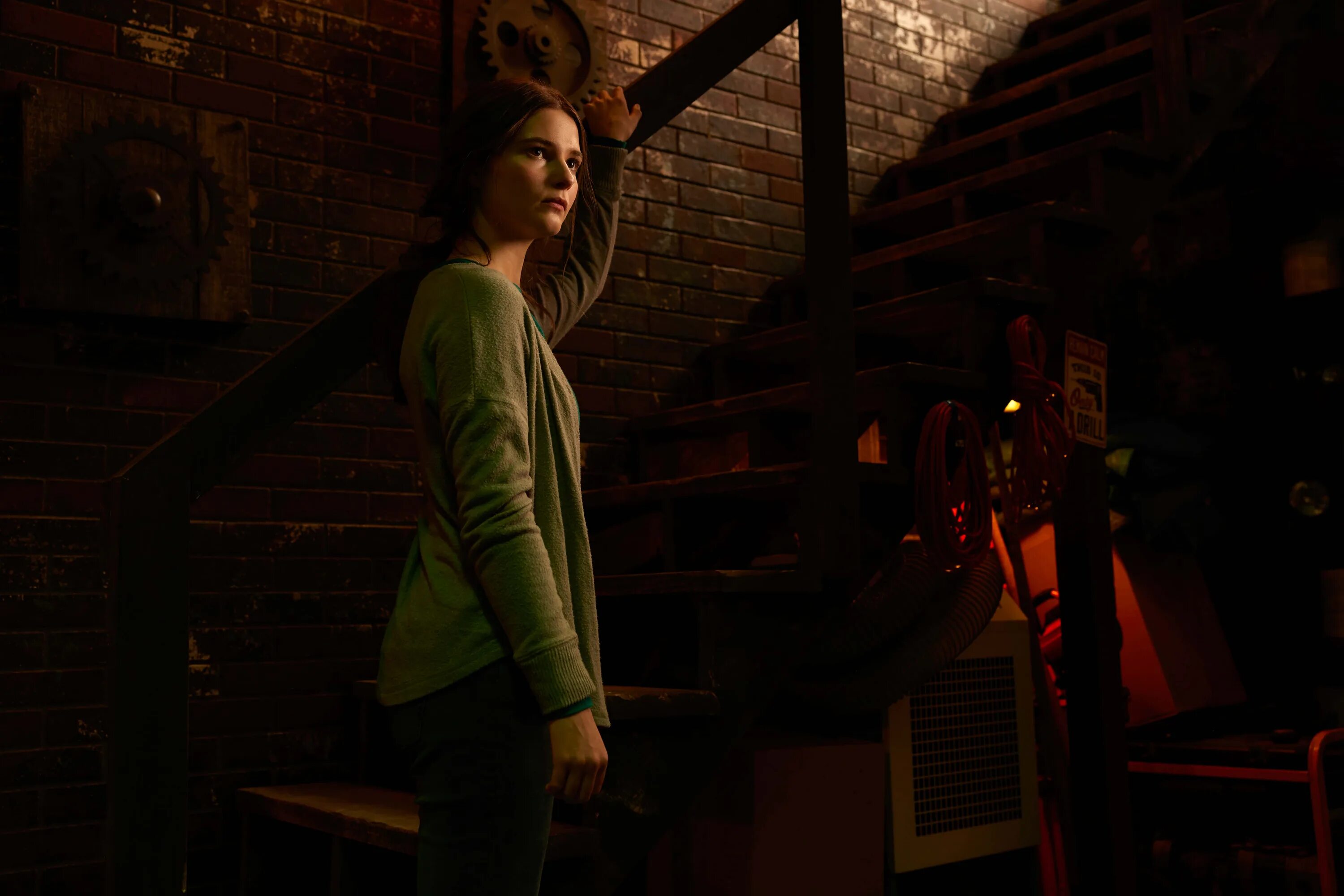 Девочка находит подвал. Girl in the basement 2025. девушка в подвале 2025. девушка в подвале трейлер.