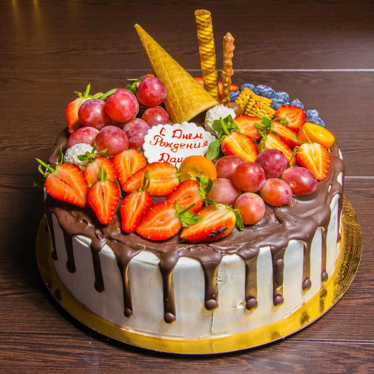 Торты на работу на день рождения. Красивый торт с фруктами. Украшение торта фруктами. Торт украшенный фруктами. Торты украшеный фруктами.