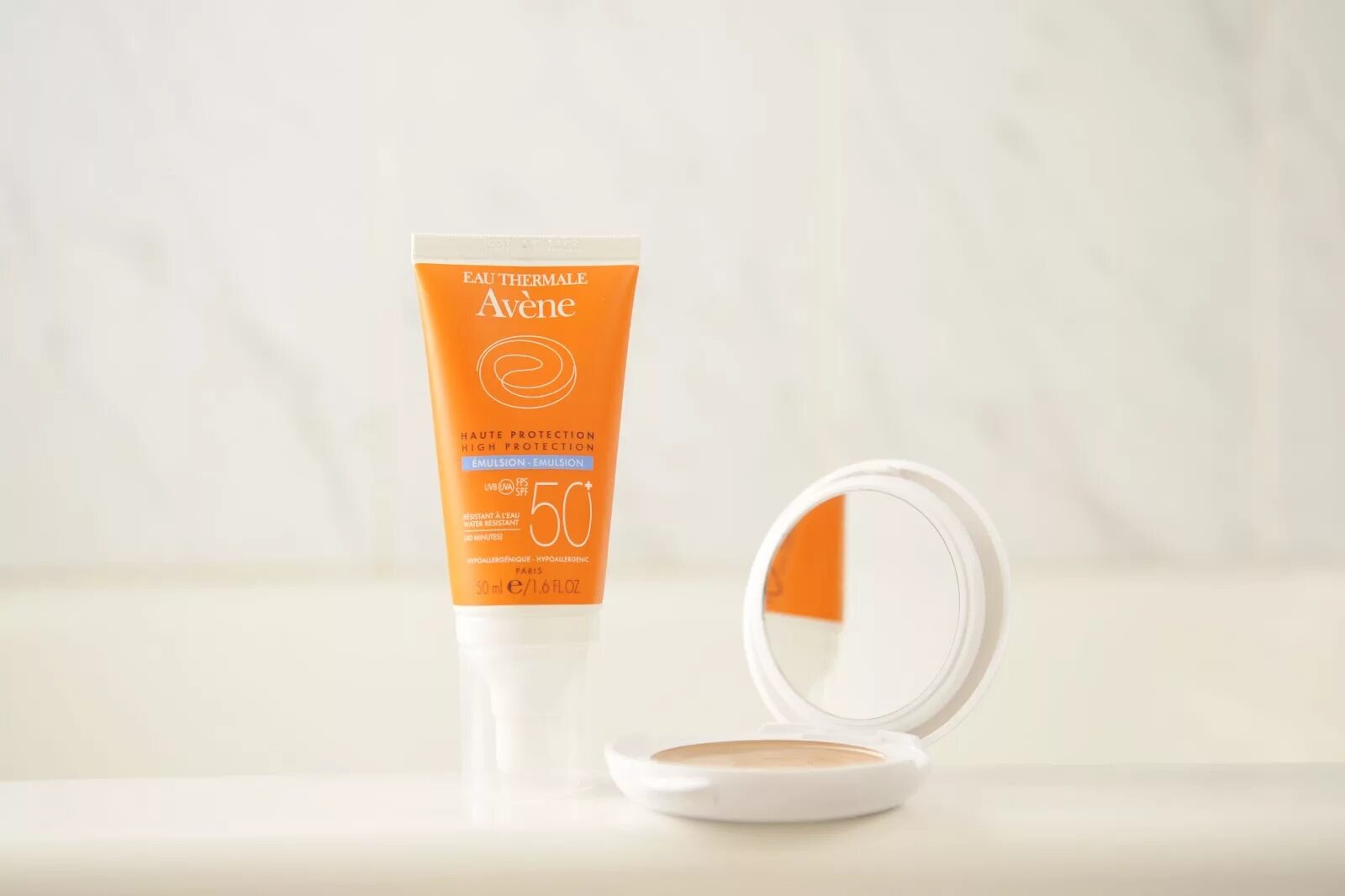 Эмульсия spf 50. Avene пудра SPF 50. Avene High Protection Compact SPF. Avene SPF пудра. Avene SPF 50 пудра свотч.