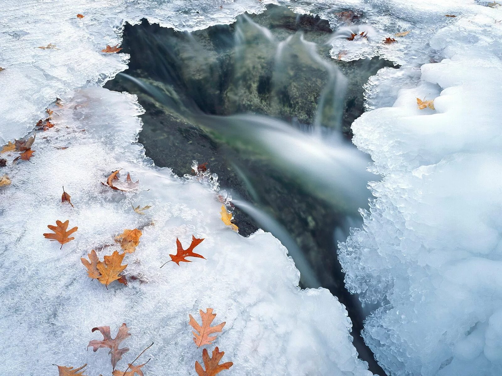 Весенние ручьи. Ручей подо льдом. Лед в природе. Снег и лед. Лед и снег это вода