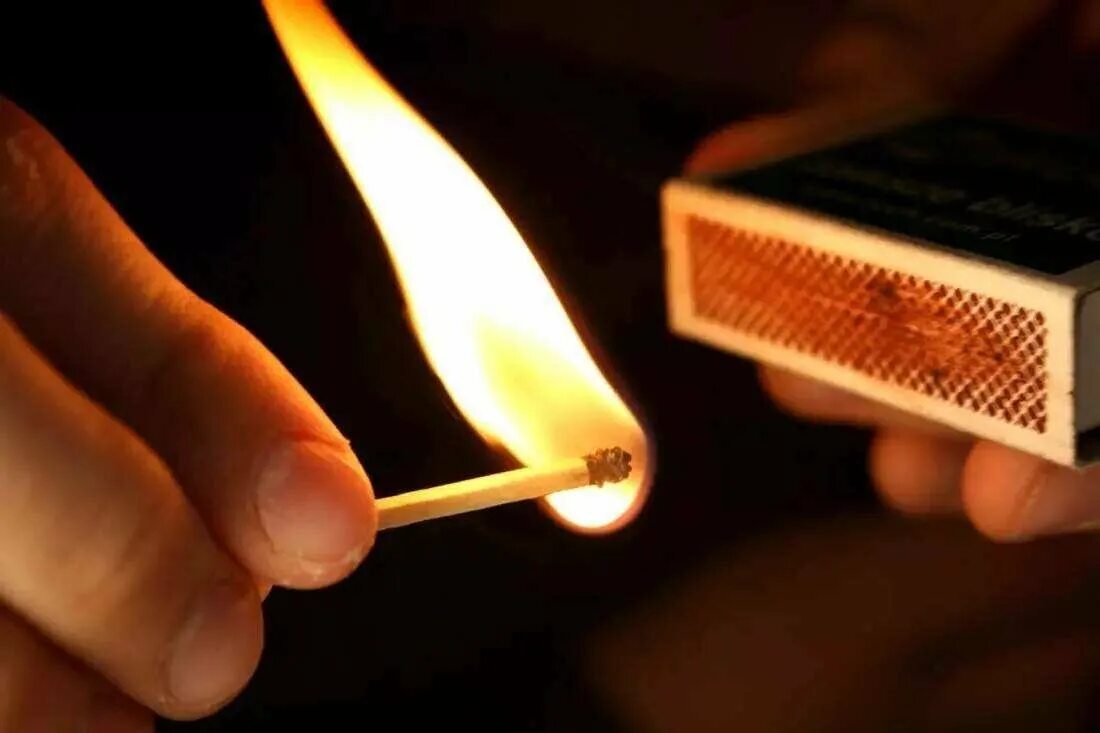 Спичка горит. Зажигалка с огнем. Поджигание спички. Горящая спичка. Рука со спичкой.