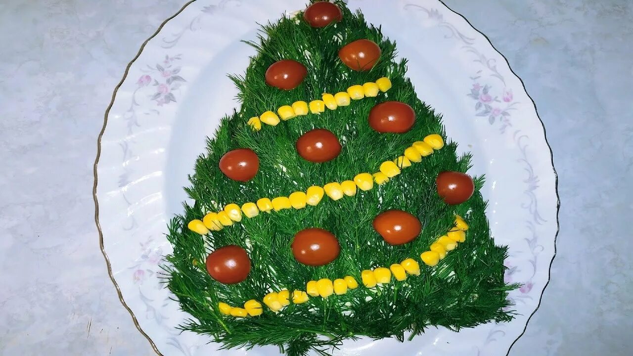 Салаты к новому году 2024. Салат в виде новогодней елки. Новогоднее украшение салата елочкой. Украсить салат на новый год елка. Елка на салате украшение.