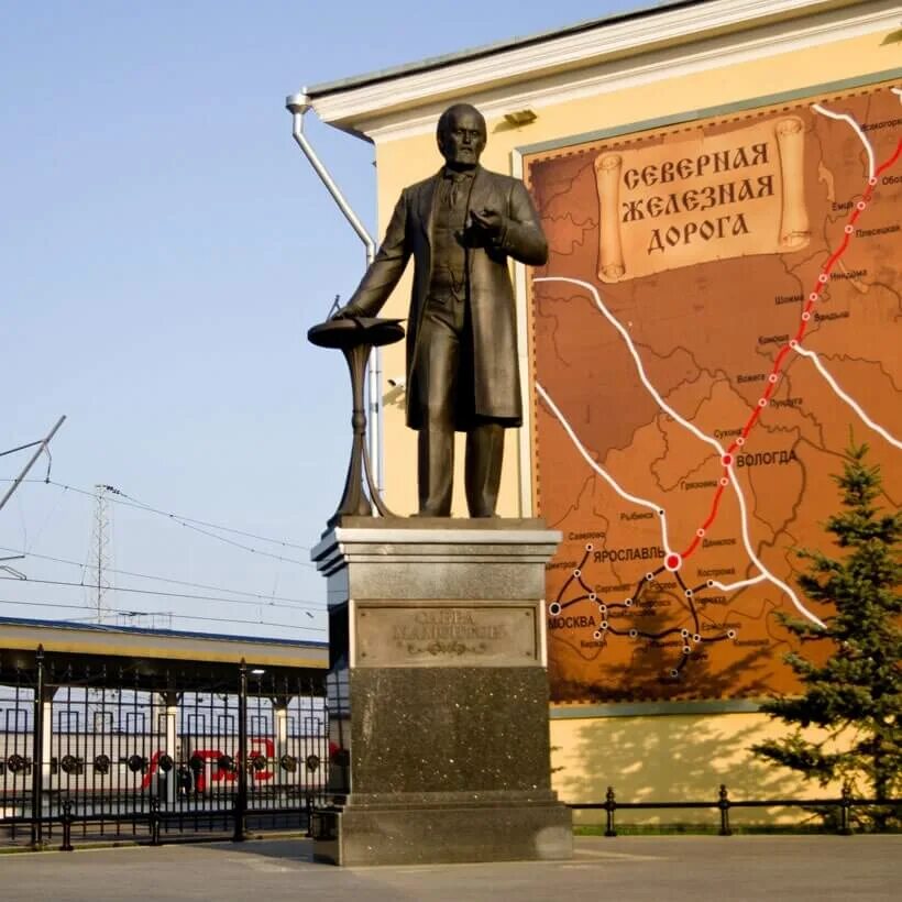 Какие памятники есть в ярославле. Памятник Савве Мамонтову в Ярославле. Памятник Савве Мамонтову в Ярославле у вокзала.