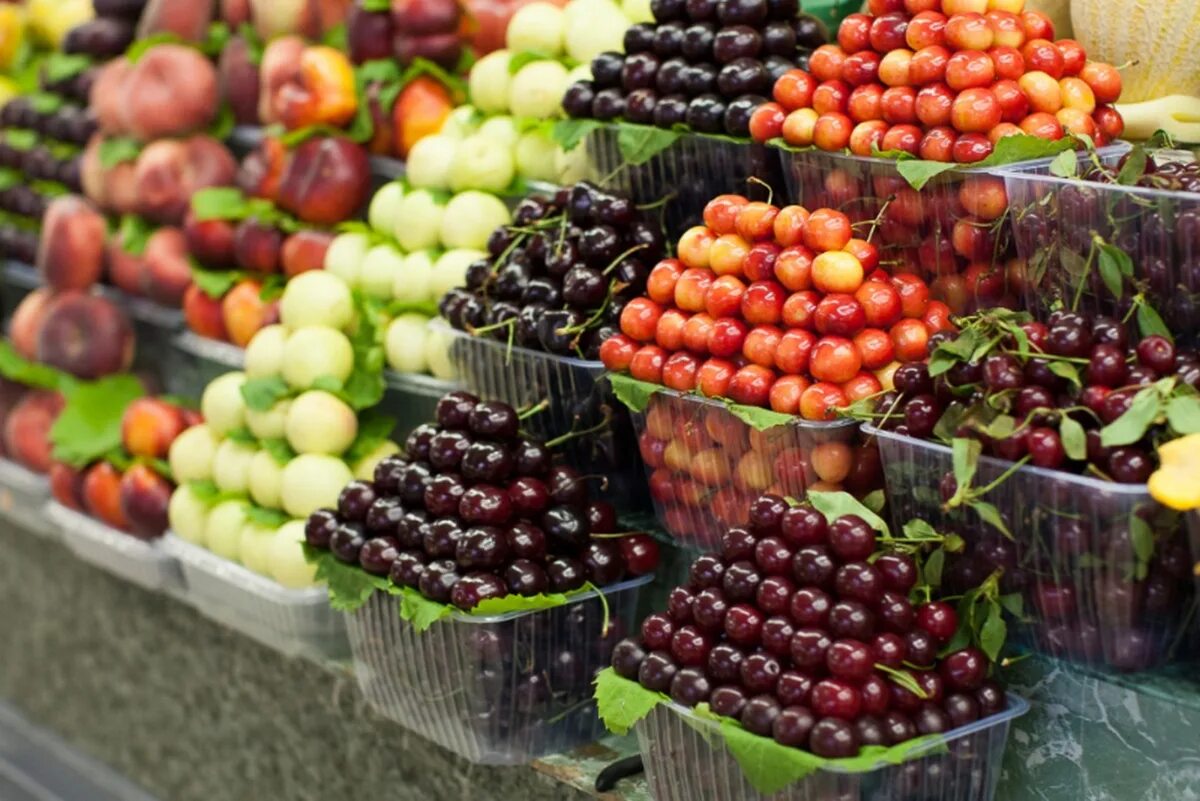 выкладка фруктов в магазине. выкладка фруктов. магазин свежих фруктов. овощи на рынке. фрукты ассортимент.