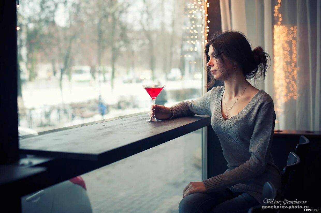 Клава была простая добрая умелая одинокая девушка. Девушка в кафе. Одинокая девушка в кафе. Девушка в кафе у окна. Девушка сидит в кафе.