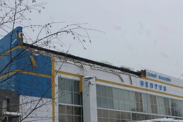 Бассейн нептун североуральск. Бассейн нептун североуральск крыша. крыша бассейна в североуральске. бассейн североуральск.