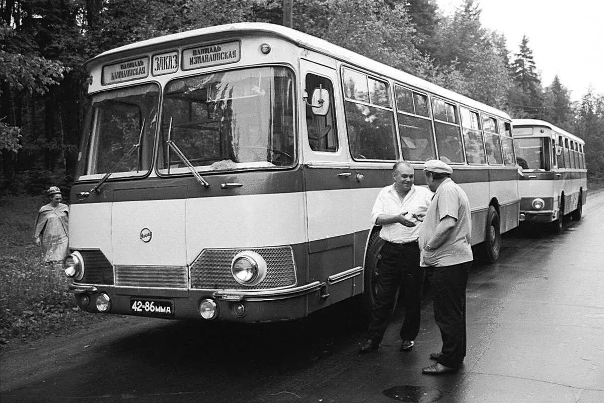 Советский общественный транспорт. ЛИАЗ 677. ЛИАЗ-677 автобус. ЛИАЗ 677 старый. Автобус ЛИАЗ 677 СССР.