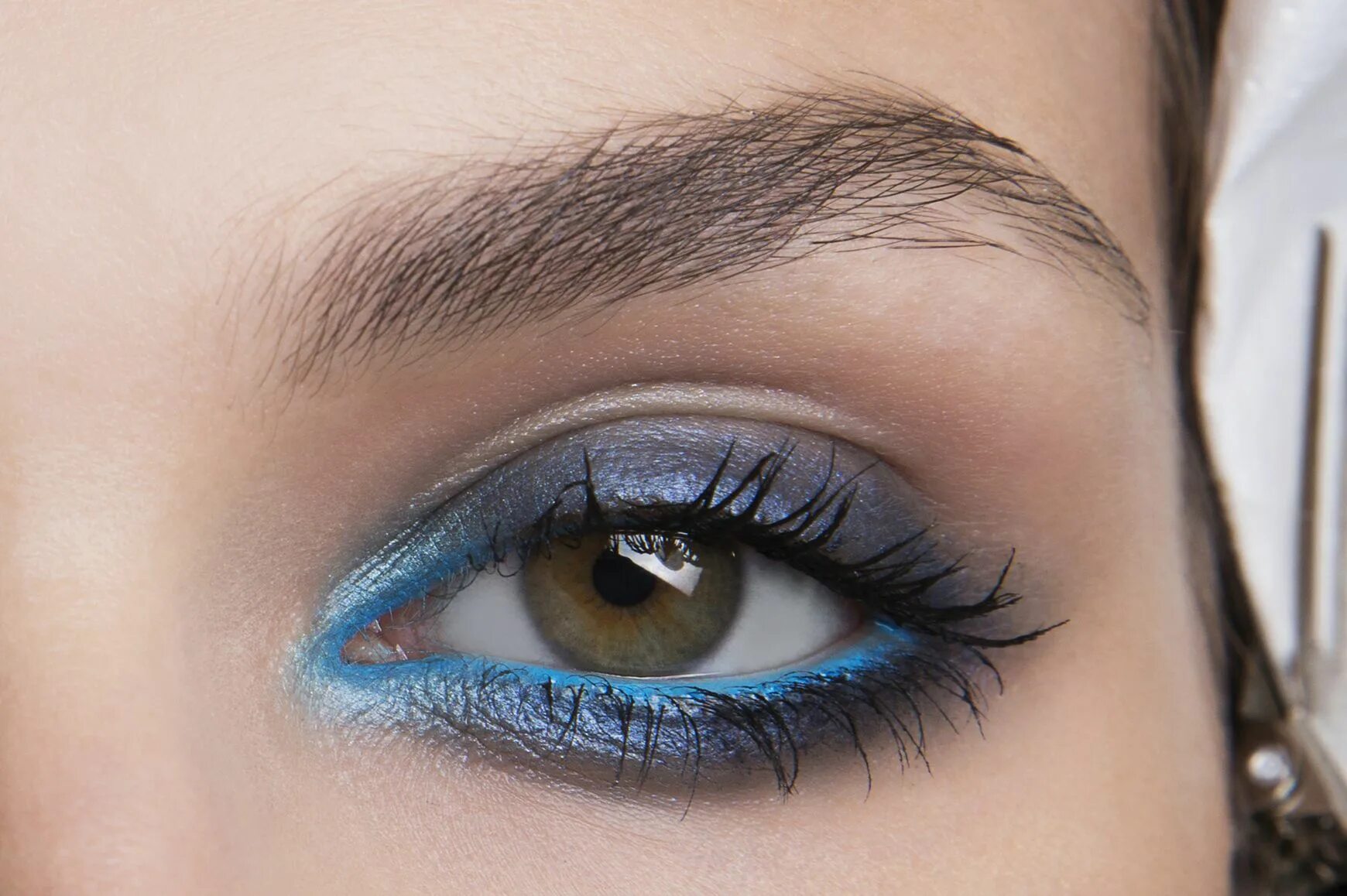 Kajal eyeliner. Синий макияж глаз. Макияж с голубым карандашом. Макияж с голубой подводкой для глаз. Макияж с синим карандашом.