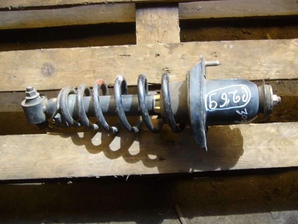 Передняя стойка на 124 мерс. Стойка 124. Передний амортизатор мерс 124. Стойка 124. Стойка 124.