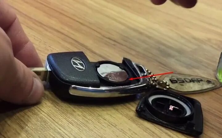 Батарейка в ключе солярис 2019. Батарейка в ключе от соляриса 2019. Батарейка в ключ хендай солярис 2014. Батарейка в ключе хендай солярис 2013. Батарейка в ключ хендай солярис.