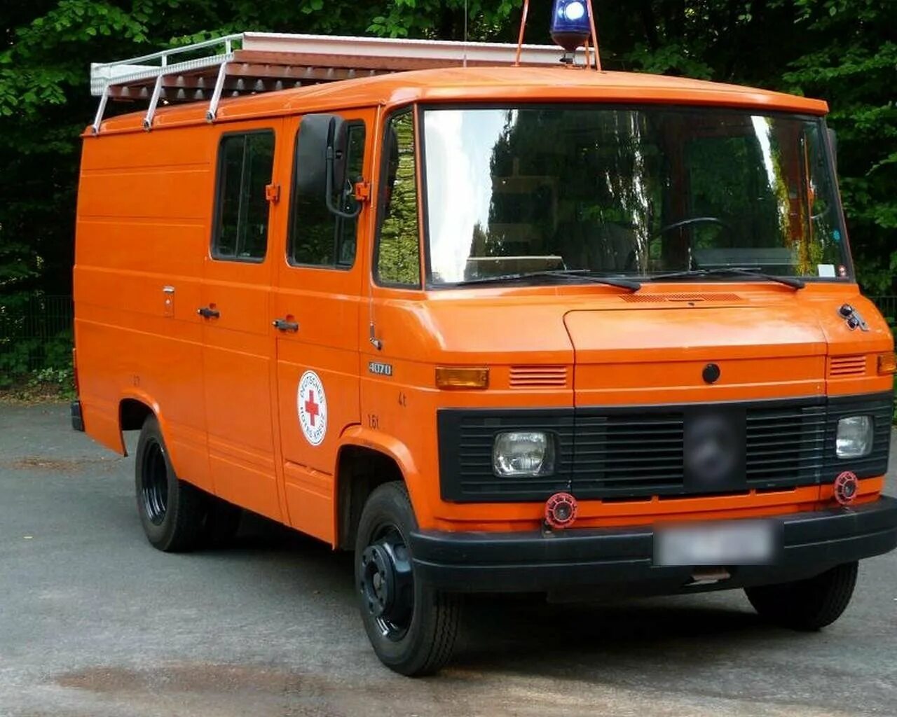 Купить мерседес т2. Mercedes-Benz 407d. Мерседес Бенц 407д. Mercedes-Benz 407d 2.4 t1. Mercedes Benz 407.