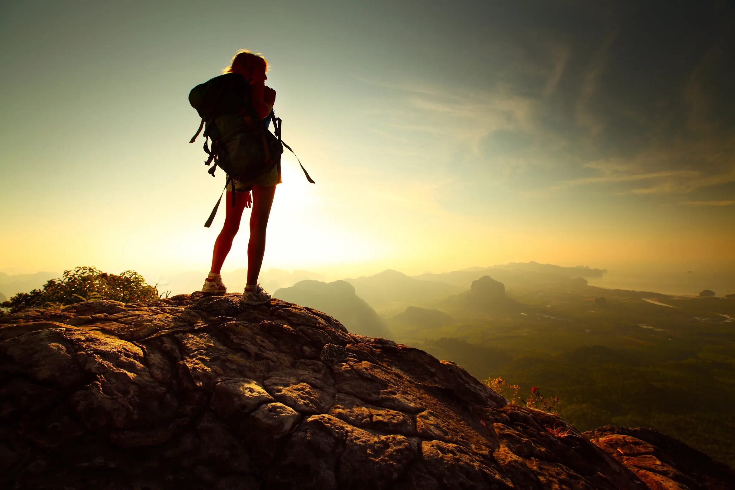 Travel discover. Девушка на вершине горы. Человек с рюкзаком. Человек на вершине горы. Фотосессия в горах.