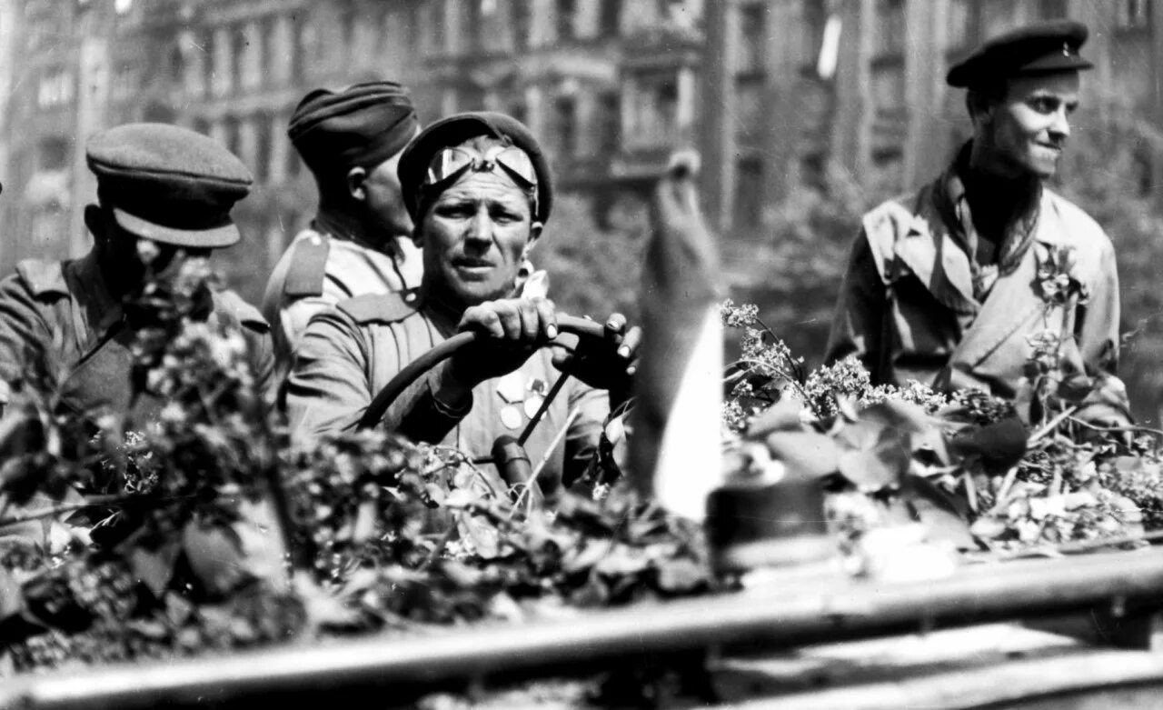 1945 го. Советские солдаты в праге 1945. победитель евровидения прага 1945. прага 1945 года танце. май 1945 солдат победа фото.