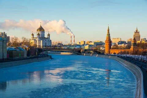 На берегу москвы реки стоит