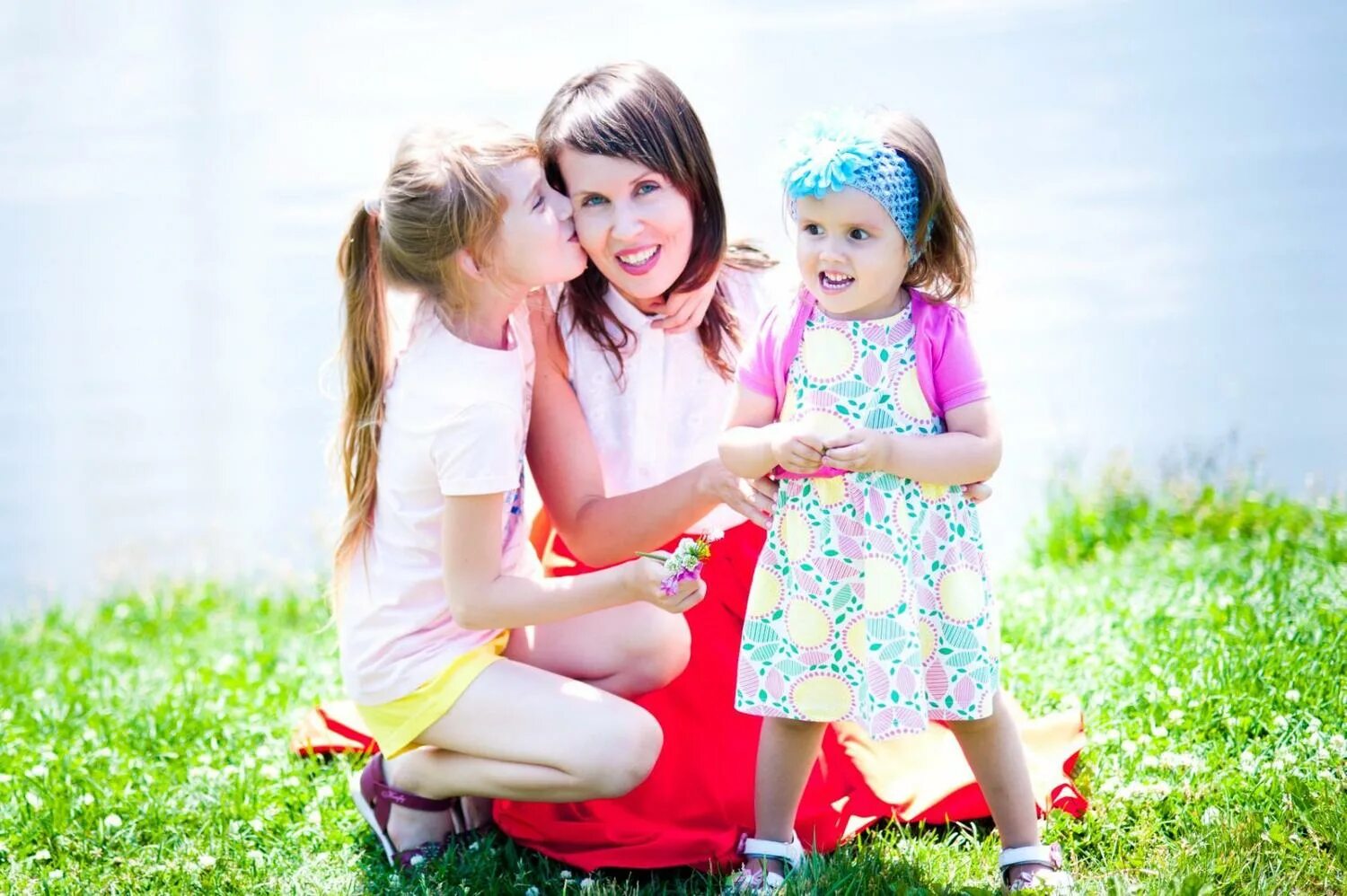 Женщина с ребенком. Мама с ребёнком на руках. Мама и дочка. Красивая мама с ребенком. Маленькие девочки и их мамы.