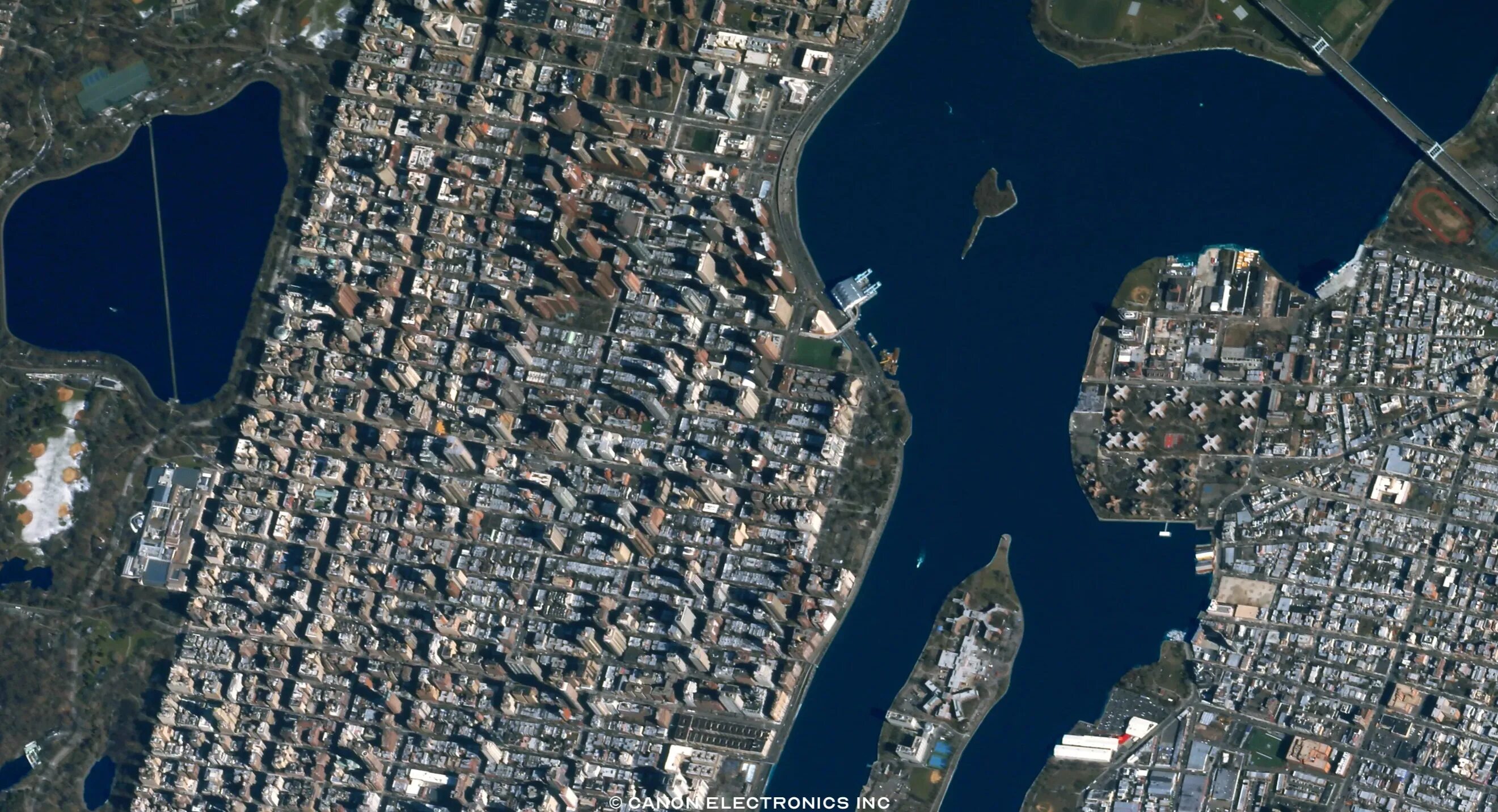 Нью Йорк 1970 со спутника. Снимки со спутника в реальном времени. Титаник вид со спутника. Камера со спутника в реальном времени. Реальное изображение со спутника