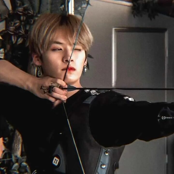 Lee know han want so bad. Lee know skz. lee minho stray kids. минхо stray kids vogue.