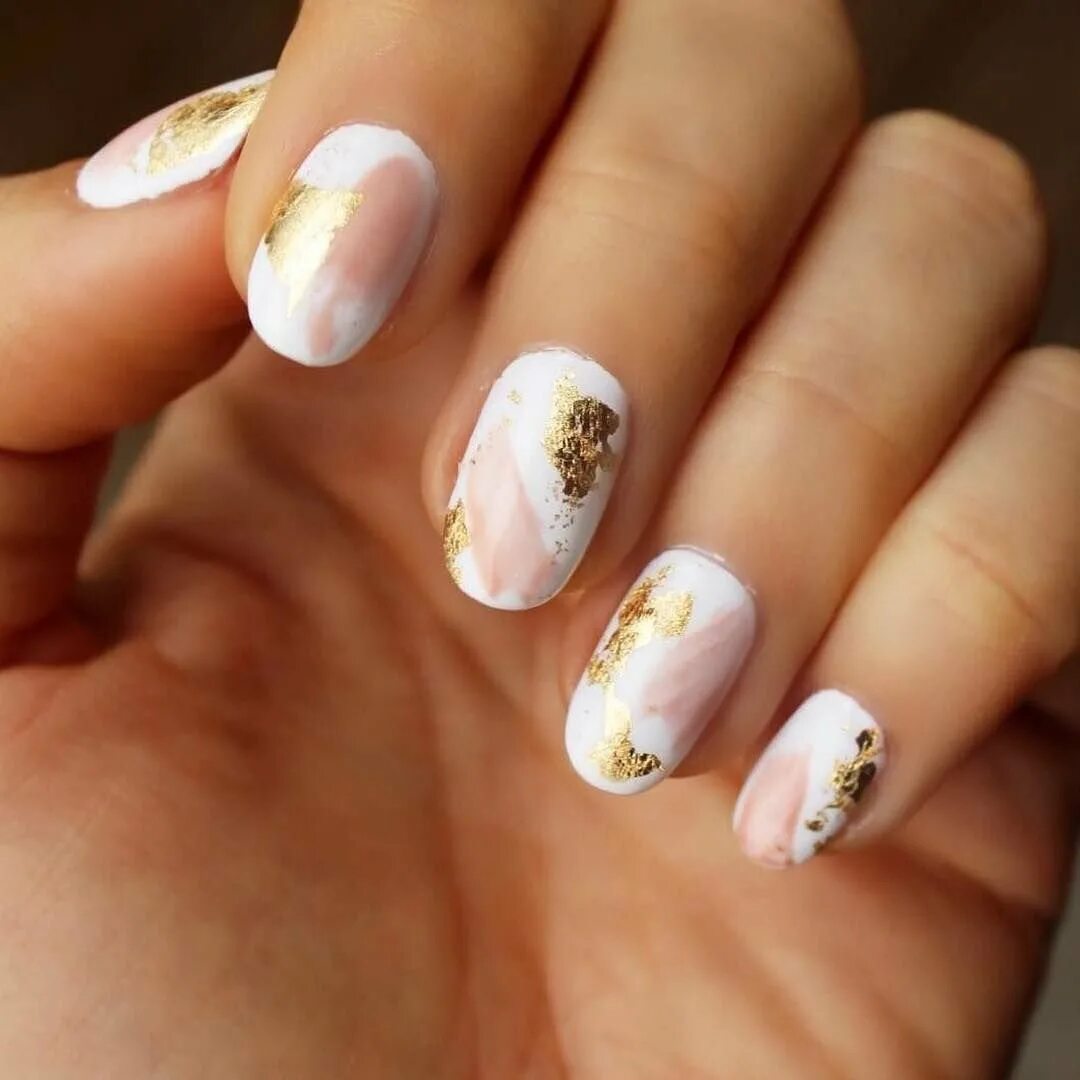 маникюр с поталью на ногтях. маникюр с поталью золотой 2022. маникюр с поталью золотой. маникюр с поталью на ногтях. маникюр с поталью 2020.