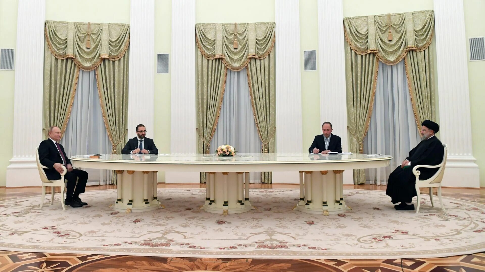 Россия проводит переговоры. Встреча президента Ирана и России.